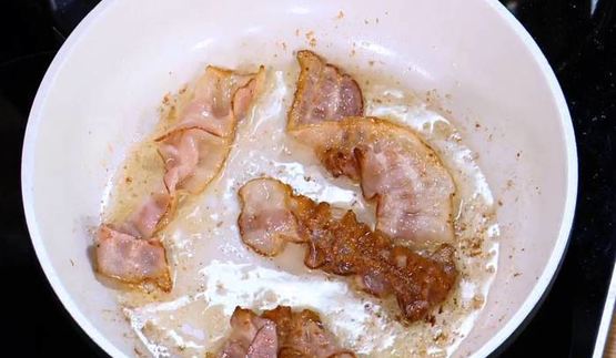 куриный бульон с яйцом и беконом