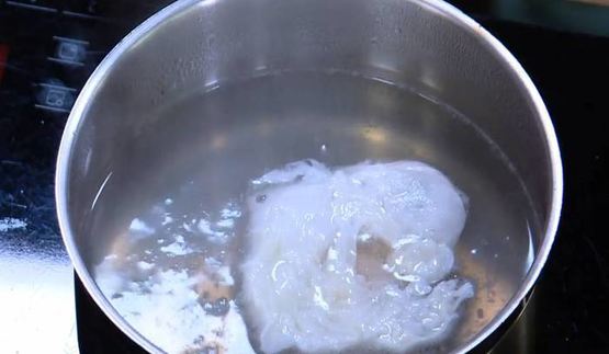 куриный бульон с яйцом и беконом