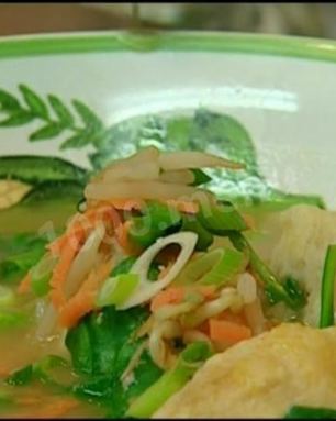 Куриный бульон с яйцом и имбирем