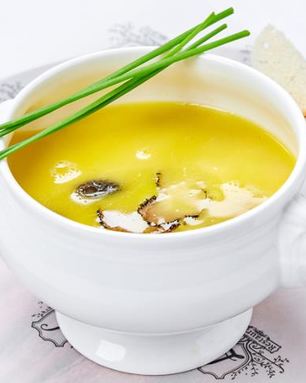 Куриный бульон со сморчками и черным трюфелем