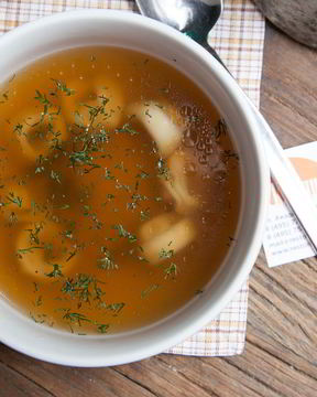 Наваристый бульон с мини-пельменями