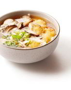 Овощной бульон с омлетом, овощами и имбирем