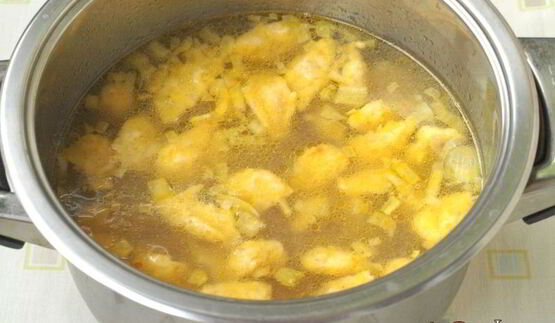 суп с тыквенными клецками на мясном бульоне
