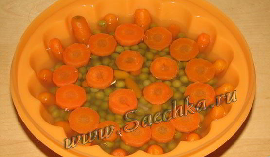 заливное на курином бульоне с горошком и морковью