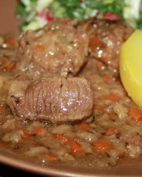 Запеченная говядина в вине и курином бульоне