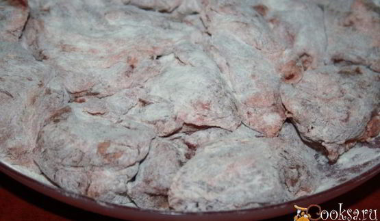 запеченная говядина в вине и курином бульоне