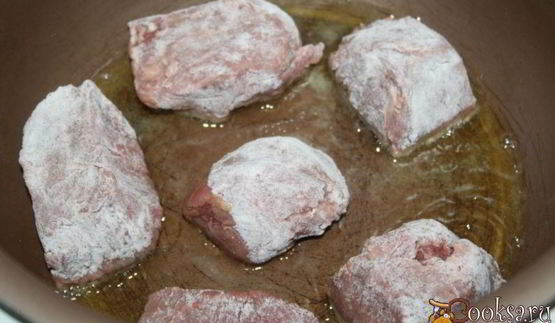 запеченная говядина в вине и курином бульоне