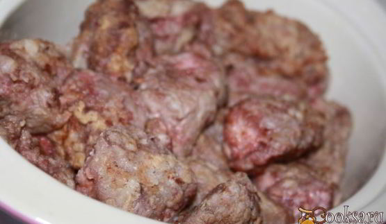 запеченная говядина в вине и курином бульоне