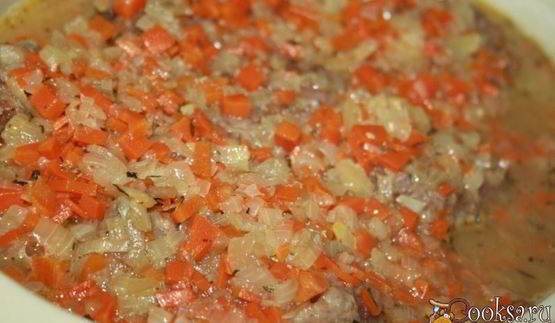 запеченная говядина в вине и курином бульоне