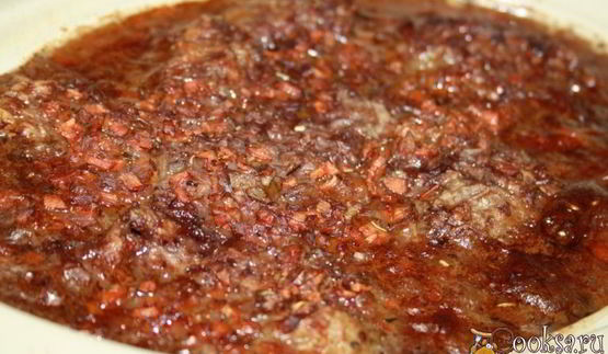 запеченная говядина в вине и курином бульоне