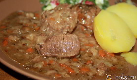 запеченная говядина в вине и курином бульоне