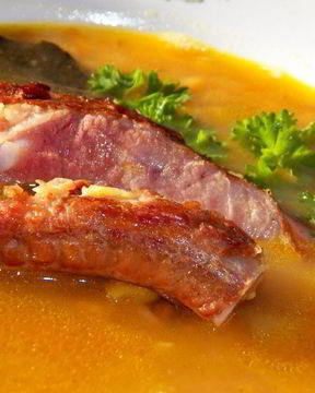 Гороховый суп на копченых ребрышках с беконом