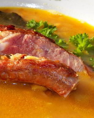 Гороховый суп на копченых ребрышках с беконом