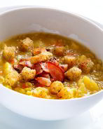 Гороховый суп на сметане с гренками и беконом