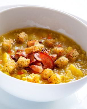 Гороховый суп на сметане с гренками и беконом