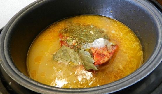 гороховый суп с копчеными ребрышками в мультиварке