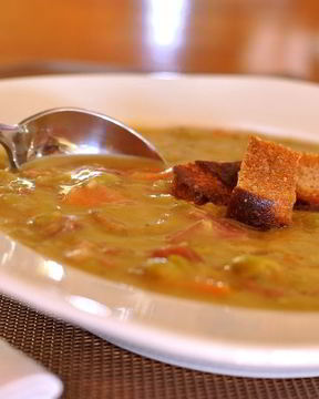 Простой гороховый суп с копченостями