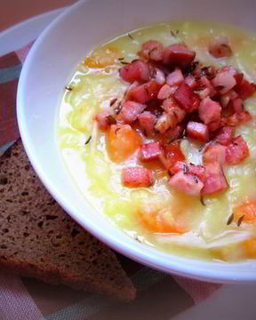 Густой картофельный суп с квашеной капустой и беконом