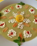 Холодный крем-суп из авокадо с мятой и лепестками миндаля