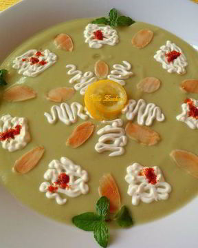 Холодный крем-суп из авокадо с мятой и лепестками миндаля