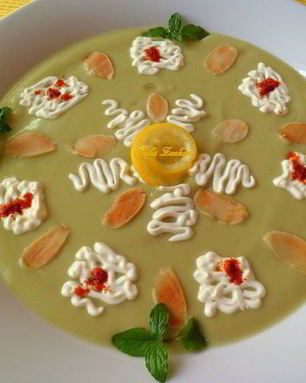 Холодный крем-суп из авокадо с мятой и лепестками миндаля