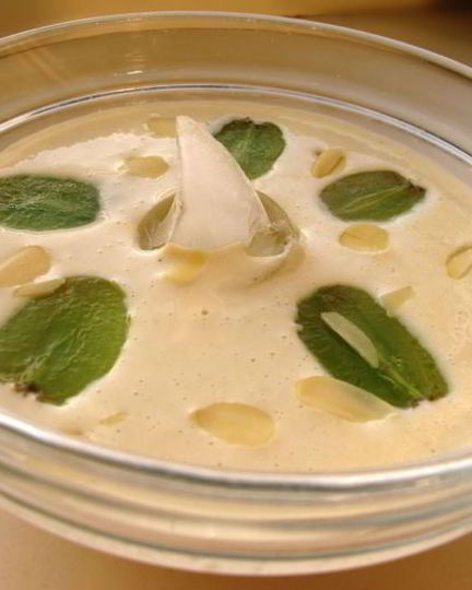 Рецепт холодного миндального супа с чесноком и виноградом