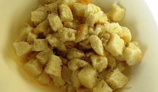 холодный миндальный суп с чесноком и виноградом