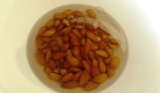 холодный миндальный суп с чесноком и виноградом