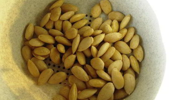 холодный миндальный суп с чесноком и виноградом