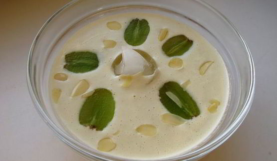 холодный миндальный суп с чесноком и виноградом