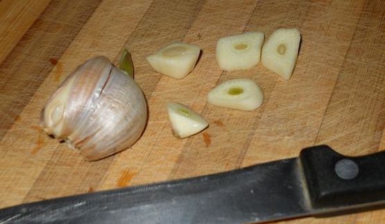 холодный огуречный суп с фасолью и ветчиной