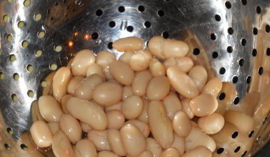 холодный огуречный суп с фасолью и ветчиной