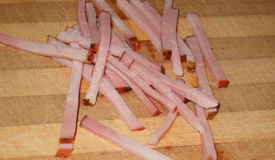 холодный огуречный суп с фасолью и ветчиной