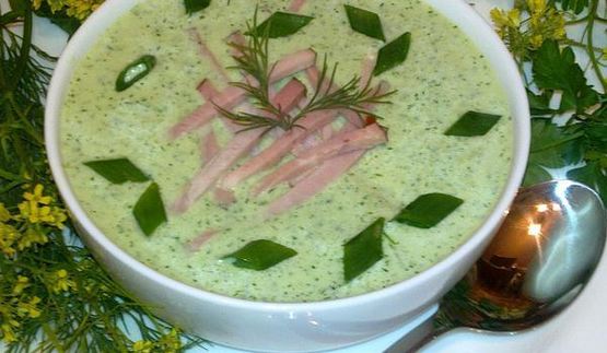 холодный огуречный суп с фасолью и ветчиной