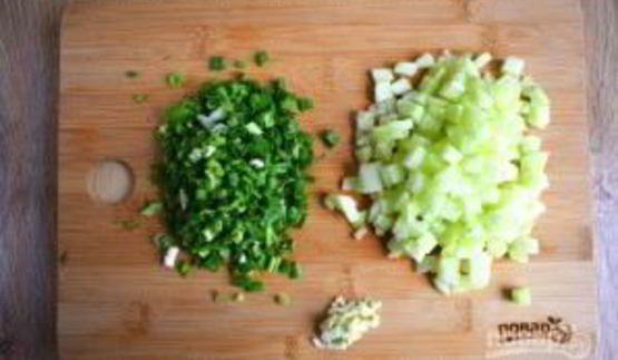 холодный суп из кефира с огурцами и зеленью