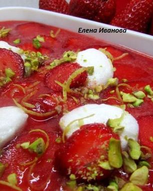 Клубнично-лимонный холодный суп с нежными клецками