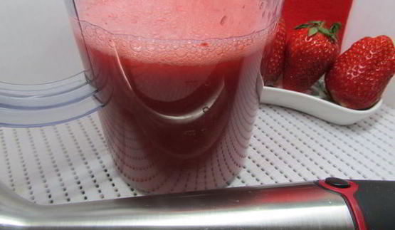 клубнично-лимонный холодный суп с нежными клецками