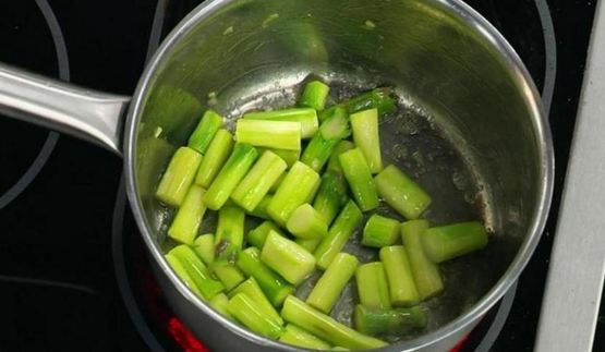 суп-крем из спаржи с палтусом холодного копчения