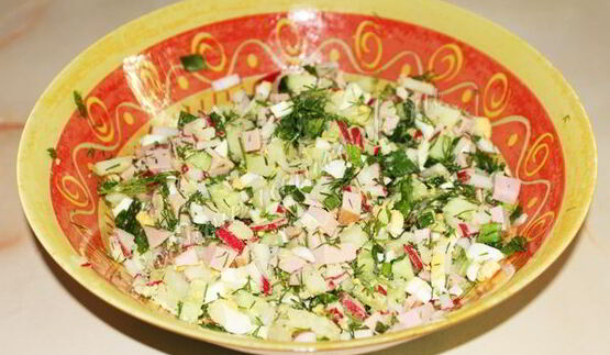 окрошка на квасе с докторской колбасой