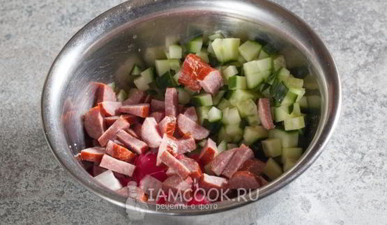 окрошка на квасе с полукопченой колбасой