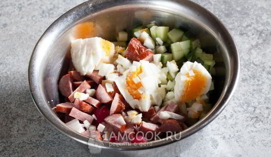 окрошка на квасе с полукопченой колбасой