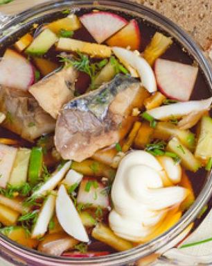 Окрошка на квасе с рыбой и огуречным рассолом