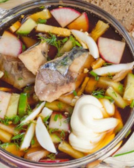 Рецепт окрошки на квасе с рыбой и огуречным рассолом