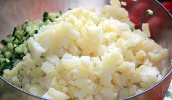 окрошка на квасе с вареной колбасой