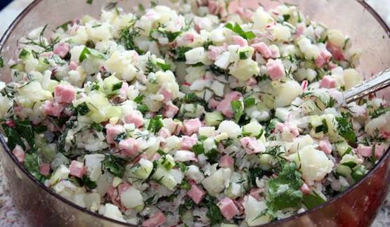 окрошка на квасе с вареной колбасой