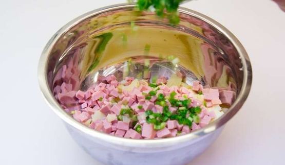 окрошка на сыворотке с колбасой