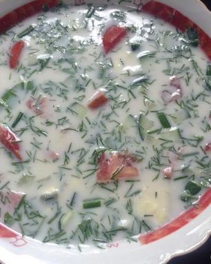 Окрошка с куриной грудкой и помидорами