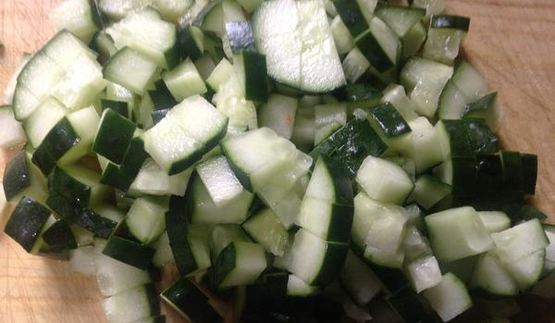 окрошка с куриной грудкой и помидорами