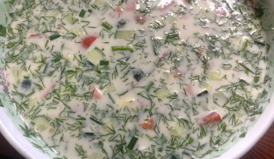 окрошка с куриной грудкой и помидорами