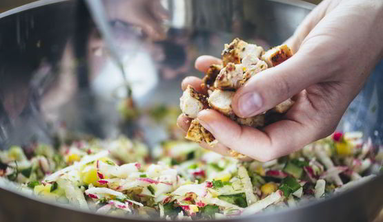 окрошка с куриной грудкой на кефире